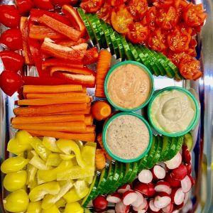 Gemüseplatte mit 3 Dips p.100g